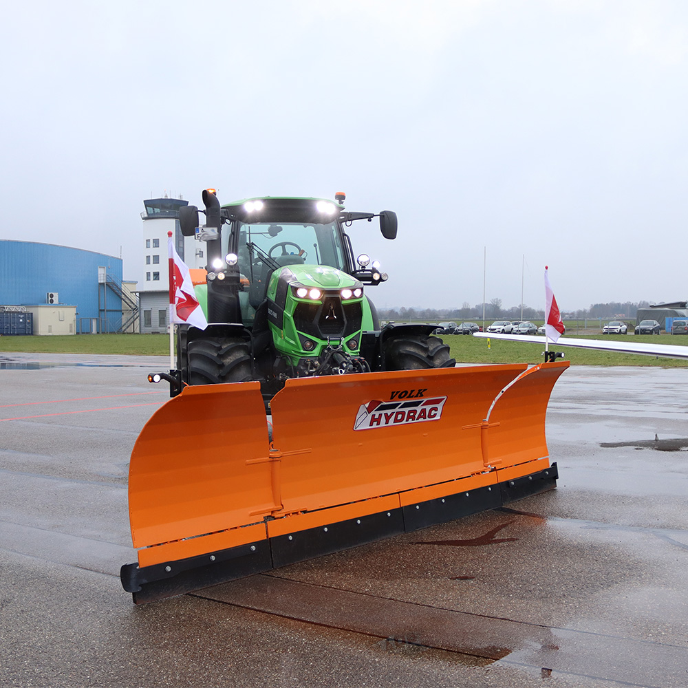 Traktor mit Schneeschaufel