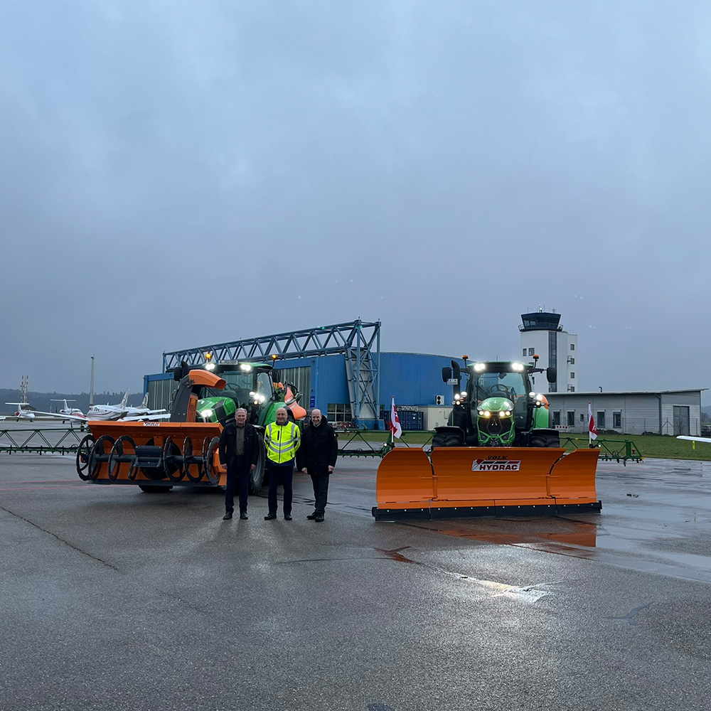 Traktoren mit Schlepper und Verantwortlichen